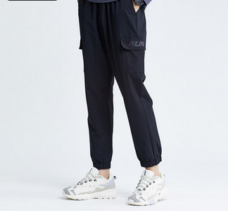 Férfi sportnadrág oldalzsebekkel és gumival