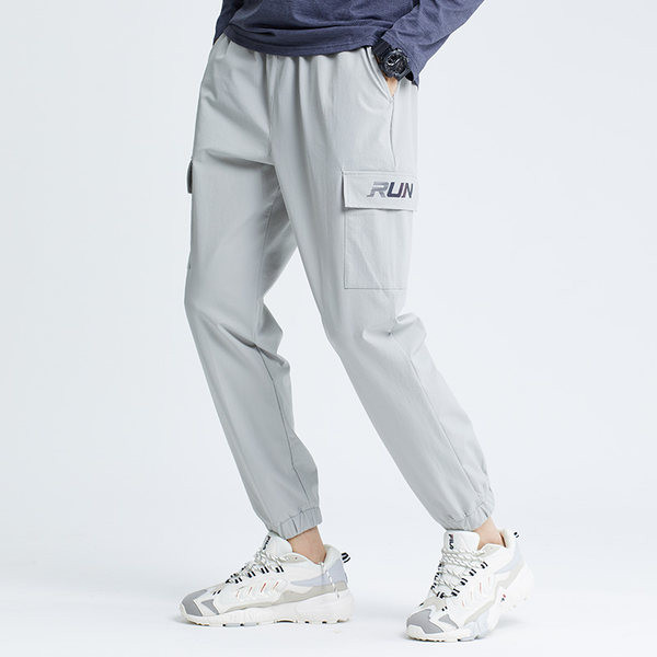 Férfi sportnadrág oldalzsebekkel és gumival