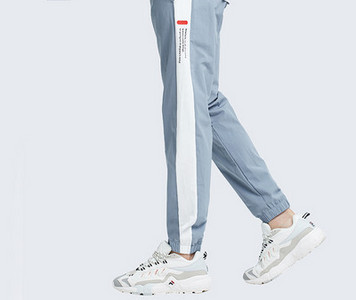 Vīriešu sporta bikses - ar uzrakstu un apmalīti