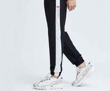 Vīriešu sporta bikses - ar uzrakstu un apmalīti