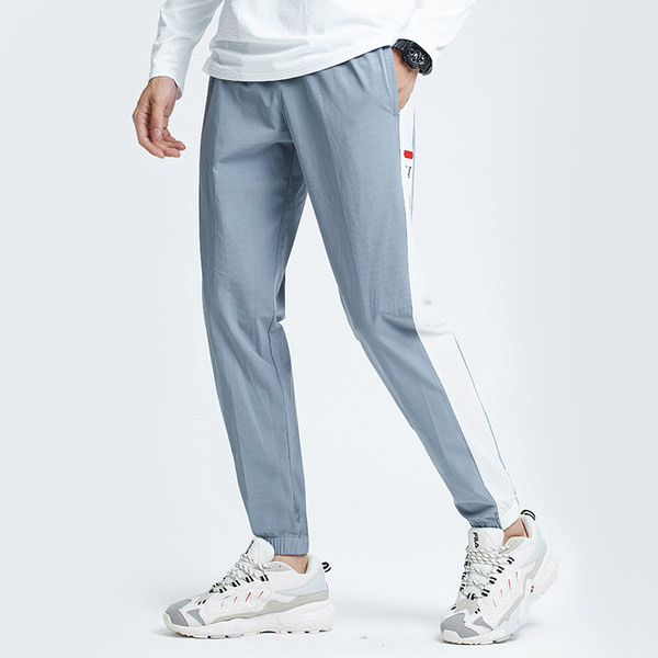 Vīriešu sporta bikses - ar uzrakstu un apmalīti