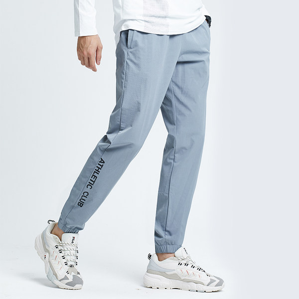 Vīriešu sporta bikses - ar uzrakstu un apmalīti