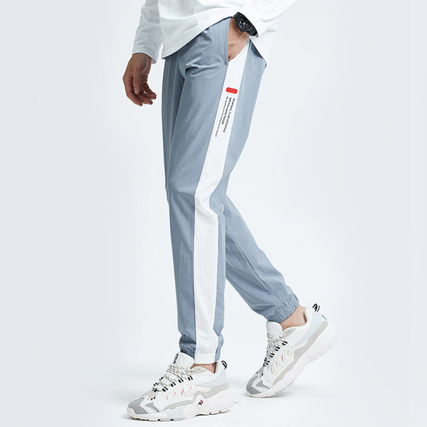 Vīriešu sporta bikses - ar uzrakstu un apmalīti