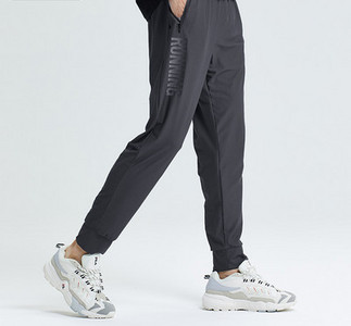 Sportmodell nadrág zsebbel és felirattal