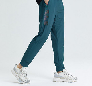 Sportmodell nadrág zsebbel és felirattal