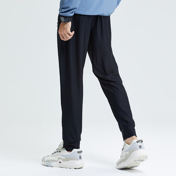 Sportmodell nadrág zsebbel és felirattal