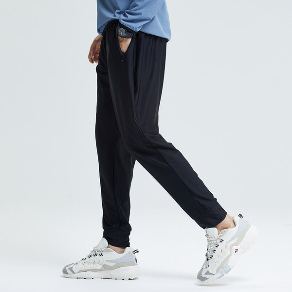 Sportmodell nadrág zsebbel és felirattal