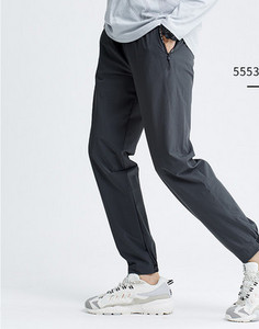 Sporta modeļa ātri žūstošās bikses ar šņorēm un kabatu