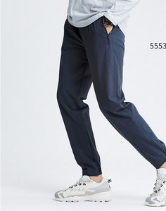 Sporta modeļa ātri žūstošās bikses ar šņorēm un kabatu