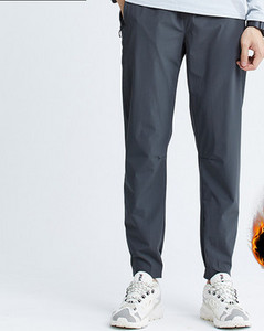 Sporta modeļa ātri žūstošās bikses ar šņorēm un kabatu