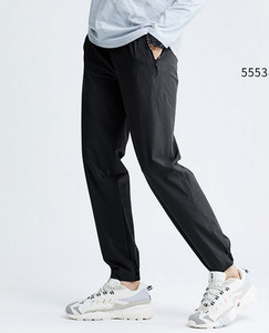 Sporta modeļa ātri žūstošās bikses ar šņorēm un kabatu