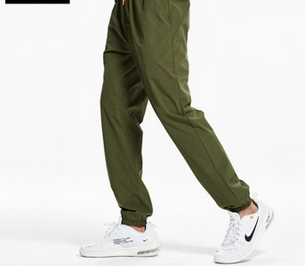 Sporta modeļa ātri žūstošās bikses ar šņorēm un kabatu