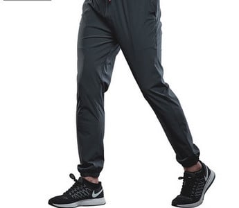 Sporta modeļa ātri žūstošās bikses ar šņorēm un kabatu