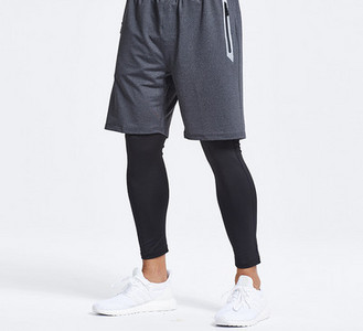 Sportolásra alkalmas férfi leggings rövidnadrággal