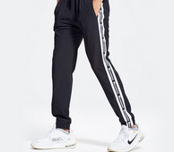 Ανδρική φόρμα με μπορντούρες και γράμματα