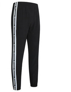 Ανδρική φόρμα με μπορντούρες και γράμματα