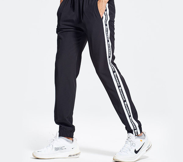 Ανδρική φόρμα με μπορντούρες και γράμματα