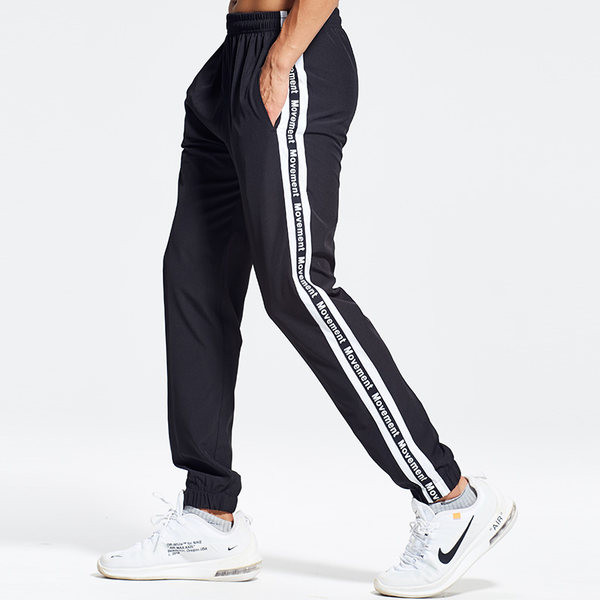 Ανδρική φόρμα με μπορντούρες και γράμματα