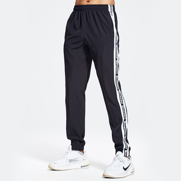 Ανδρική φόρμα με μπορντούρες και γράμματα