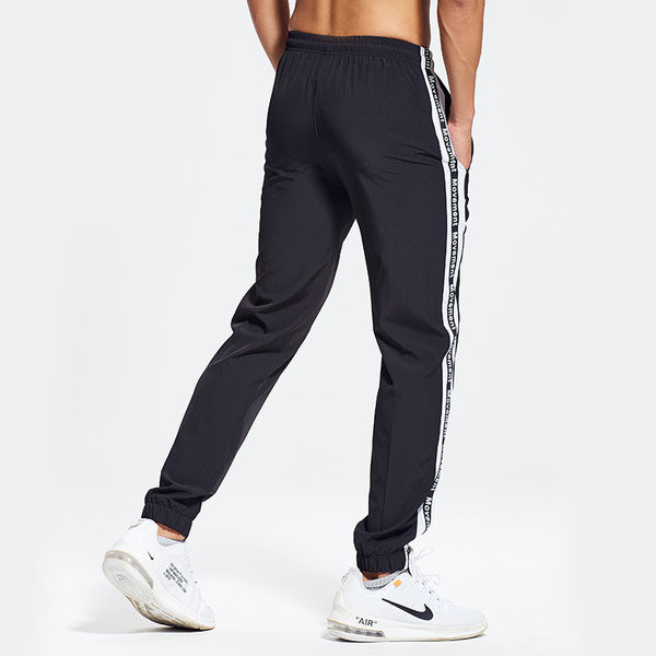 Ανδρική φόρμα με μπορντούρες και γράμματα