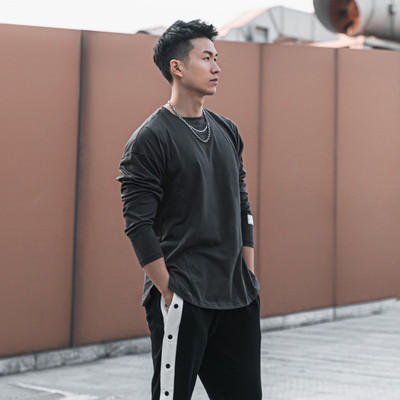 Pavasara-rudens vīriešu sporta blūze ar emblēmu un ovālu kakla izgriezumu