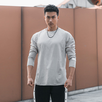 Pavasara-rudens vīriešu sporta blūze ar emblēmu un ovālu kakla izgriezumu