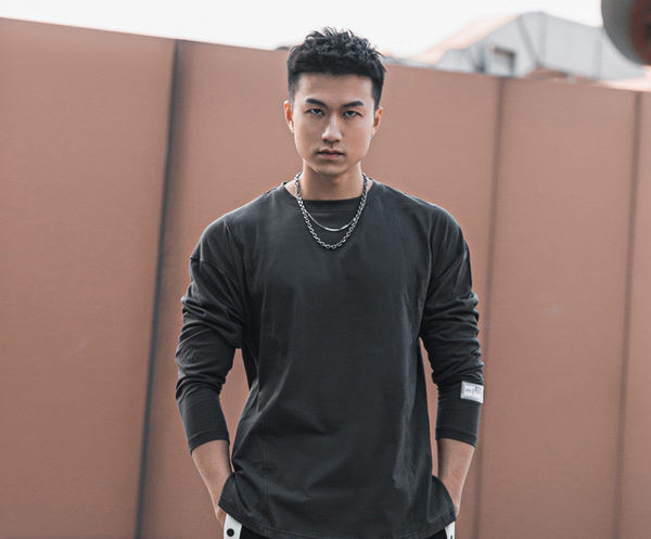 Pavasara-rudens vīriešu sporta blūze ar emblēmu un ovālu kakla izgriezumu