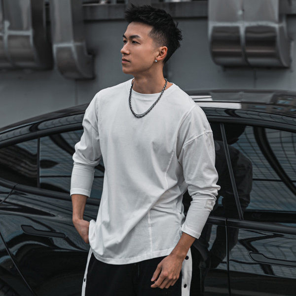 Pavasara-rudens vīriešu sporta blūze ar emblēmu un ovālu kakla izgriezumu