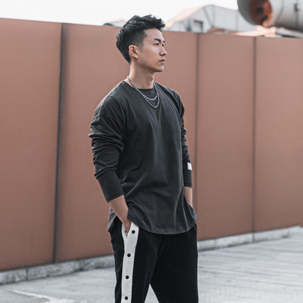 Pavasara-rudens vīriešu sporta blūze ar emblēmu un ovālu kakla izgriezumu