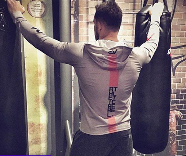 Vīriešu ātri žūstošs sporta krekls ar kapuci