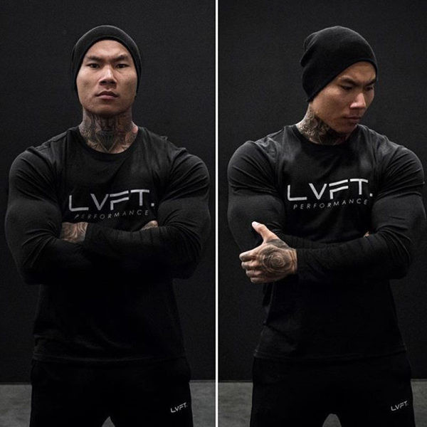 Sportisks vīriešu t-krekls ar uzrakstu