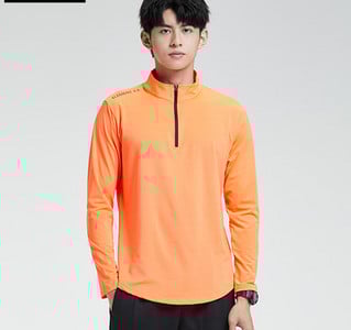 Férfi sportblúz gallérján cipzárral