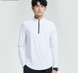 Férfi sportblúz gallérján cipzárral