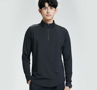 Férfi sportblúz gallérján cipzárral