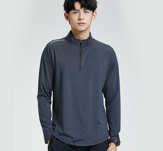 Férfi sportblúz gallérján cipzárral