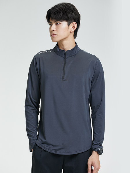 Férfi sportblúz gallérján cipzárral