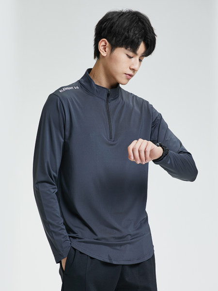 Férfi sportblúz gallérján cipzárral