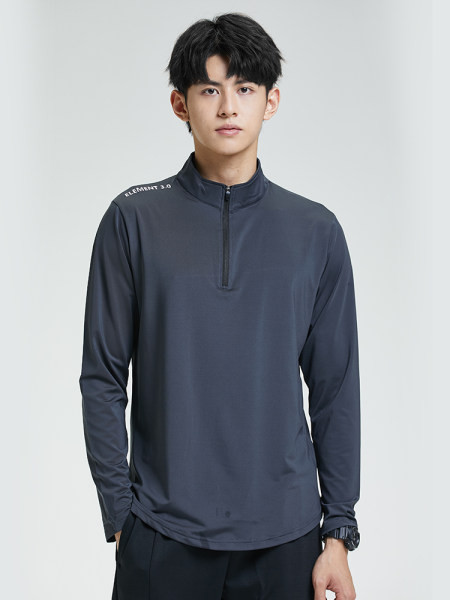 Férfi sportblúz gallérján cipzárral