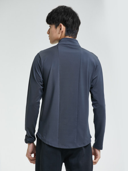 Férfi sportblúz gallérján cipzárral