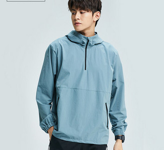 Férfi sportblúz kapucnival és zsebbel