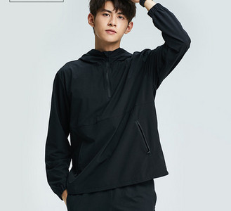 Férfi sportblúz kapucnival és zsebbel