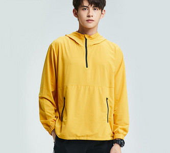 Férfi sportblúz kapucnival és zsebbel