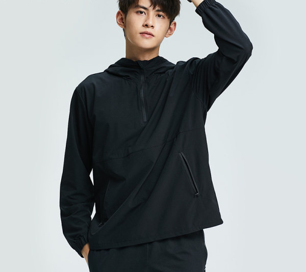 Férfi sportblúz kapucnival és zsebbel