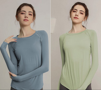 Sieviešu sporta blūze ar garām piedurknēm