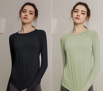 Sieviešu sporta blūze ar garām piedurknēm