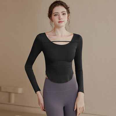 Egyszínű testhezálló női blúz ovális nyakkivágással