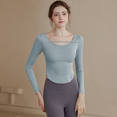 Egyszínű testhezálló női blúz ovális nyakkivágással