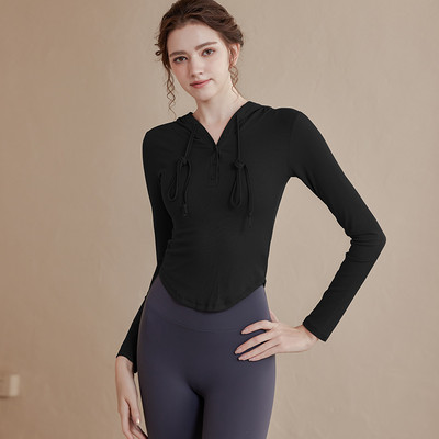 Női blúz nyakkendővel és gombbal