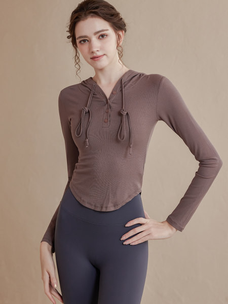 Női blúz nyakkendővel és gombbal