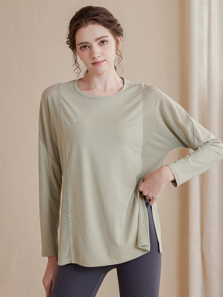 Plata modeļa sieviešu blūze ar uzrakstu piemērota sportam